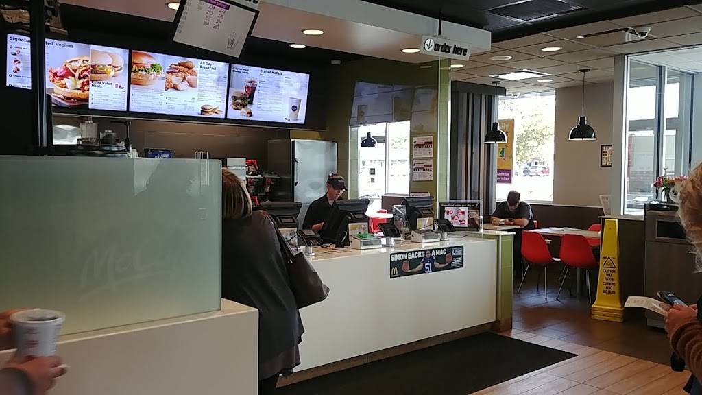 McDonalds | cafe | 2819 E 3rd St, Bloomington, IN 47401, USA | 8123327184 OR +1 812-332-7184