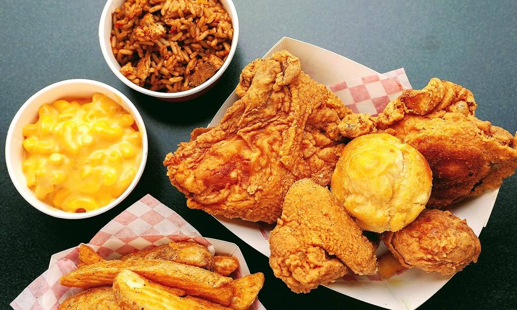 Krispy Krunchy Chicken | restaurant | 12740 Gratiot Ave, Detroit, MI 48205, USA | 3133320909 OR +1 313-332-0909