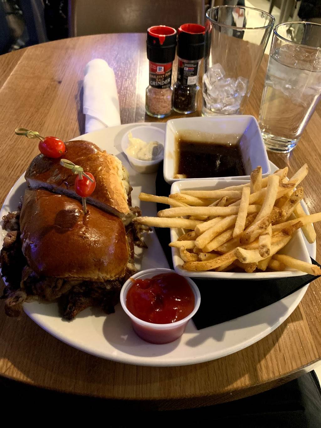 Toms Urban | restaurant | Main Terminal, 8300, Peña Blvd, Denver, CO 80249, USA | 3033426930 OR +1 303-342-6930