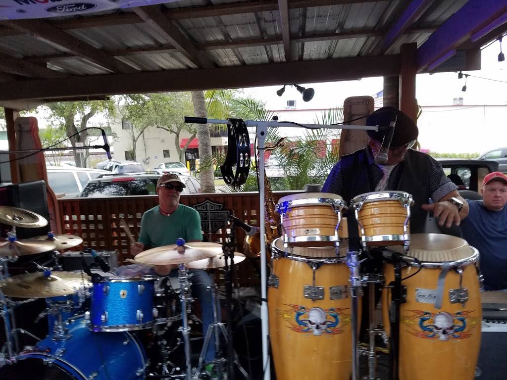 Flossies Bar & Grill | restaurant | 3985 Ravenswood Rd, Fort Lauderdale, FL 33312, USA | 9545839656 OR +1 954-583-9656