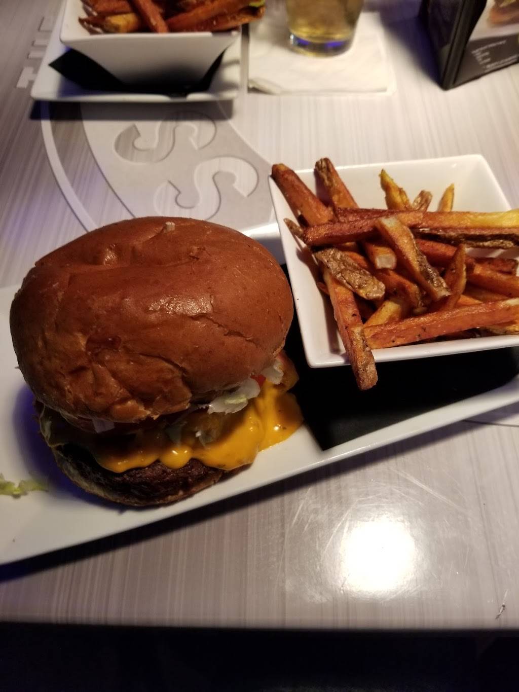 The Brass Monkey Bar | restaurant | 1519 Oak St, Wyandotte, MI 48192, USA | 7347962728 OR +1 734-796-2728