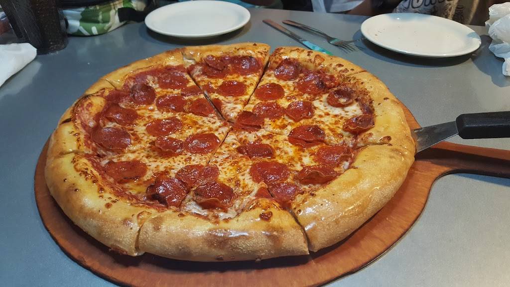 Pizza Hut | meal takeaway | 175 Main Ave, Kaukauna, WI 54130, USA | 9207660111 OR +1 920-766-0111