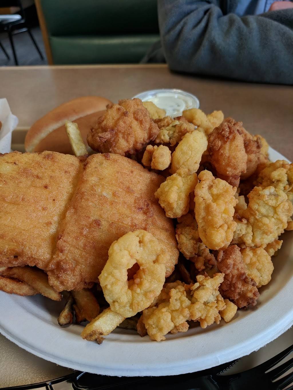 Rays Seafood | restaurant | 7 Pinecrest Dr, Essex Junction, VT 05452, USA | 8028793611 OR +1 802-879-3611