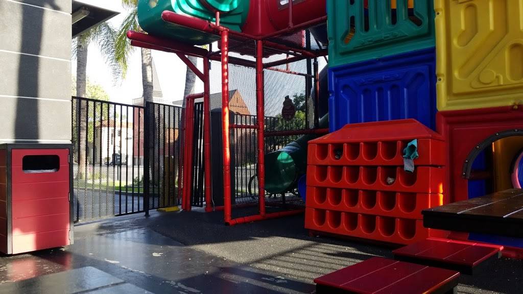 Burger King | restaurant | 701 N Main St, Santa Ana, CA 92701, USA | 7145435703 OR +1 714-543-5703