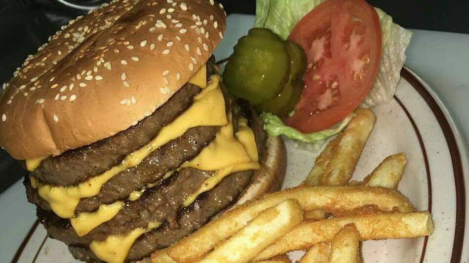 Larrys Place | restaurant | 221 W Main St, Anamosa, IA 52205, USA | 3194626950 OR +1 319-462-6950