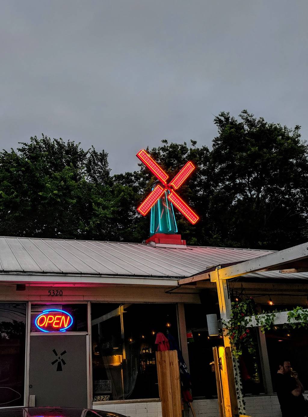 Windmill Lounge | restaurant | 5320 Maple Ave, Dallas, TX 75235, USA | 2146138384 OR +1 214-613-8384