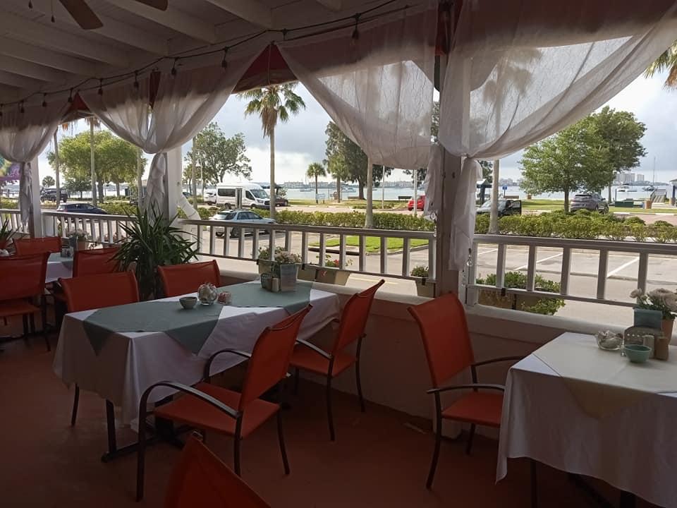 The Breeze Waterfront Cafe | restaurant | 5701 Shore Blvd S, Gulfport, FL 33707, USA | 7279028262 OR +1 727-902-8262