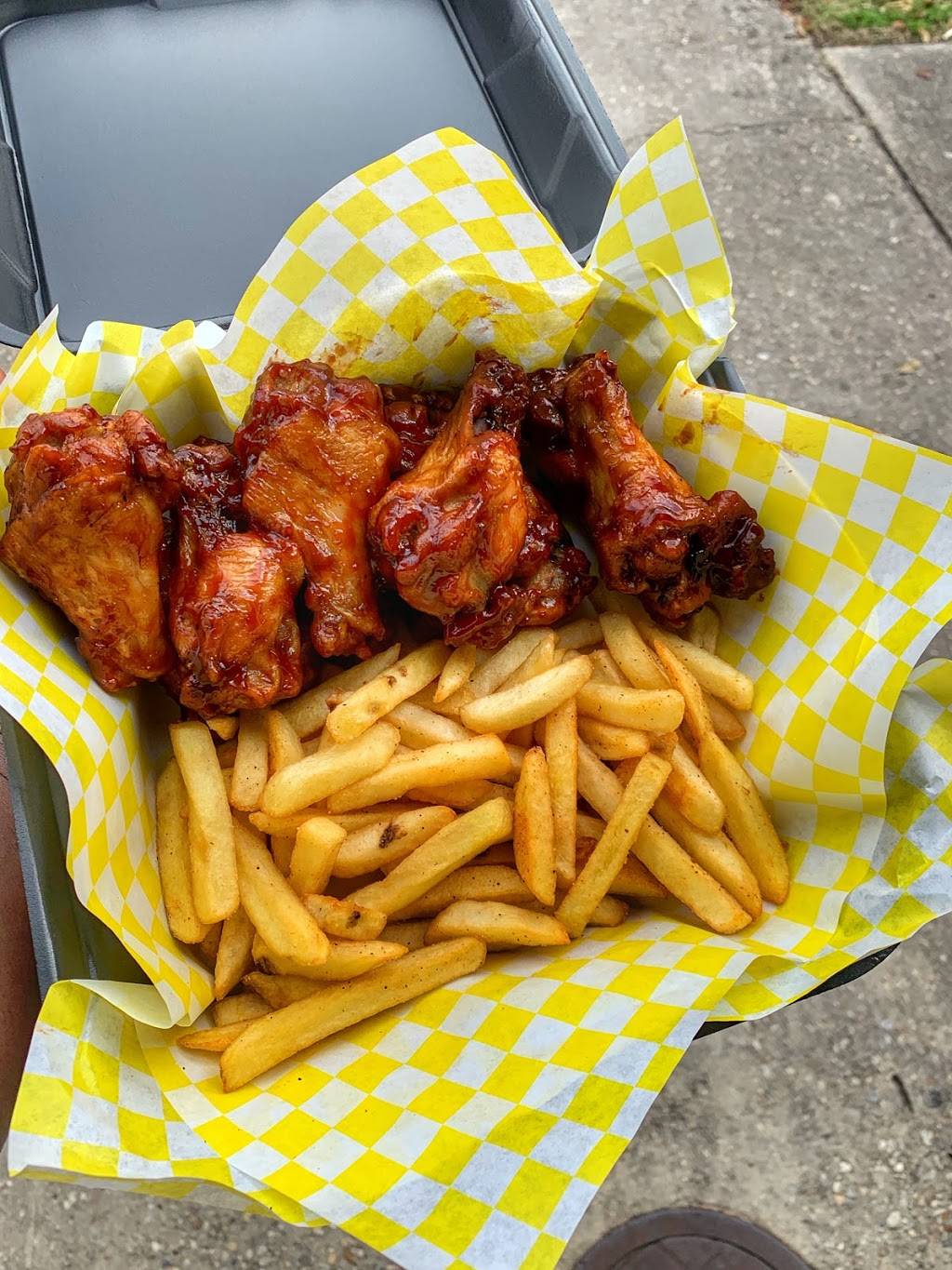 Daves Wingz N Thingz | restaurant | 2407 Paris Rd Suite A, Chalmette, LA 70043, USA | 5043814274 OR +1 504-381-4274