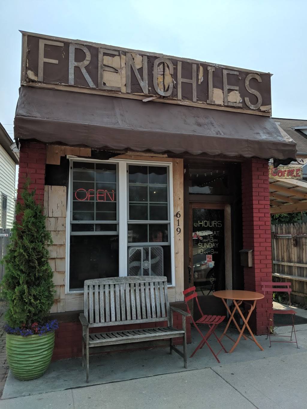 Frenchies Famous | restaurant | 619 Randolph St, Traverse City, MI 49684, USA | 2319441228 OR +1 231-944-1228