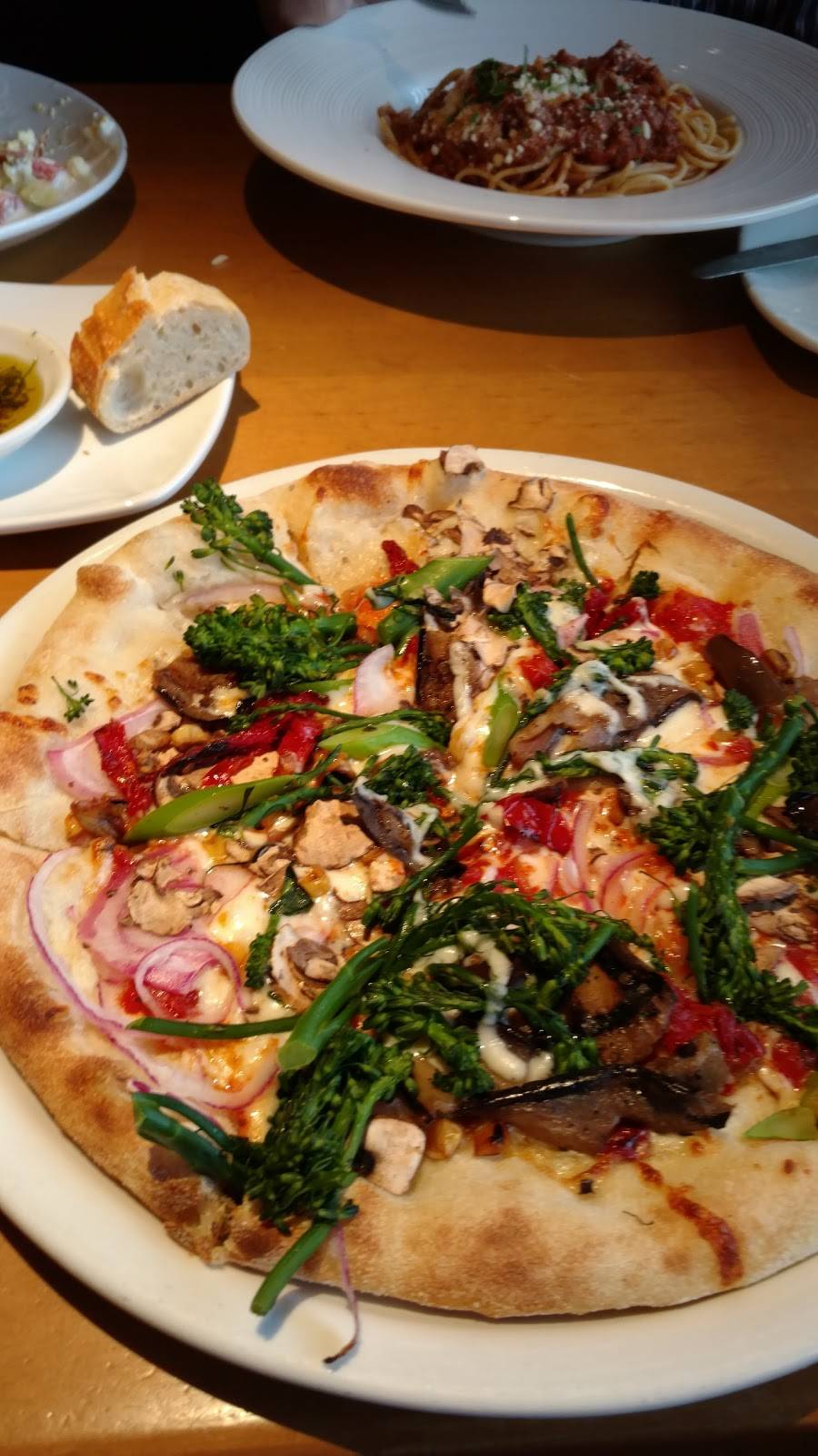 California Pizza Kitchen at Linden Square | restaurant | 183 Linden St Linden Square, Wellesley, MA 02482, USA | 7814163690 OR +1 781-416-3690