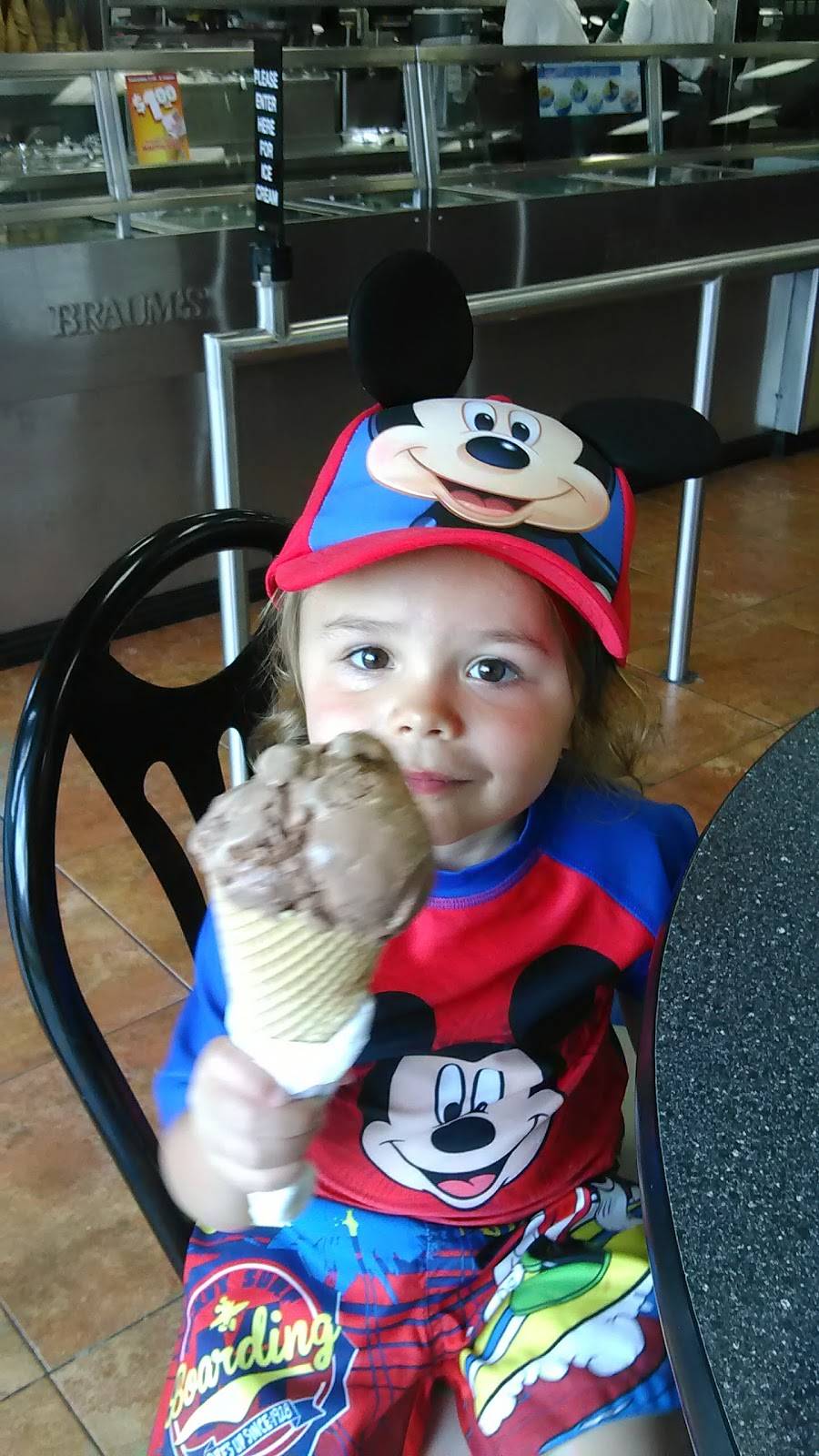 Braums Ice Cream & Burger Restaurant | restaurant | 509 E 9th Ave, Winfield, KS 67156, USA | 6202212248 OR +1 620-221-2248