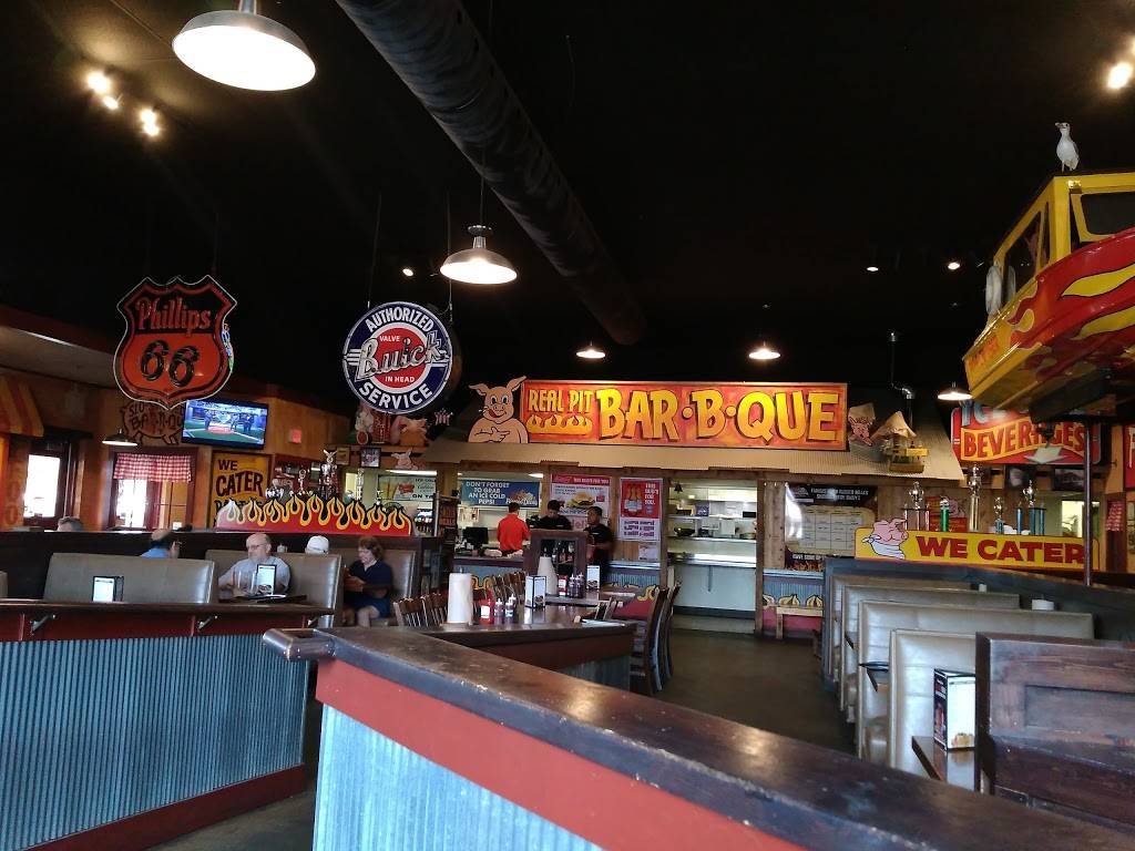 Famous Daves Bar-B-Que | restaurant | 355 S Lake Ave, Duluth, MN 55802, USA | 2187403180 OR +1 218-740-3180