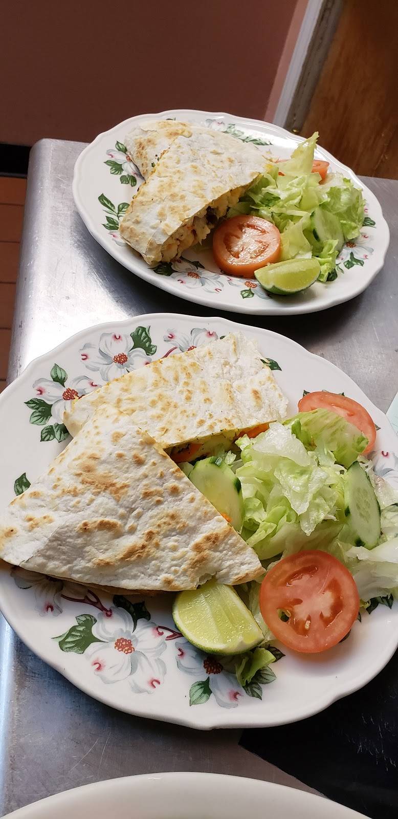 Los Amigos | restaurant | 339 Broadway, Chelsea, MA 02150, USA | 6178870484 OR +1 617-887-0484