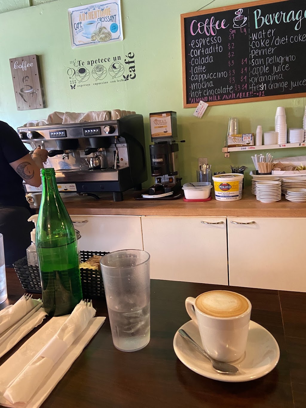 Cafe croissant | restaurant | 1684 Coral Way, Miami, FL 33145, USA | 7867177212 OR +1 786-717-7212