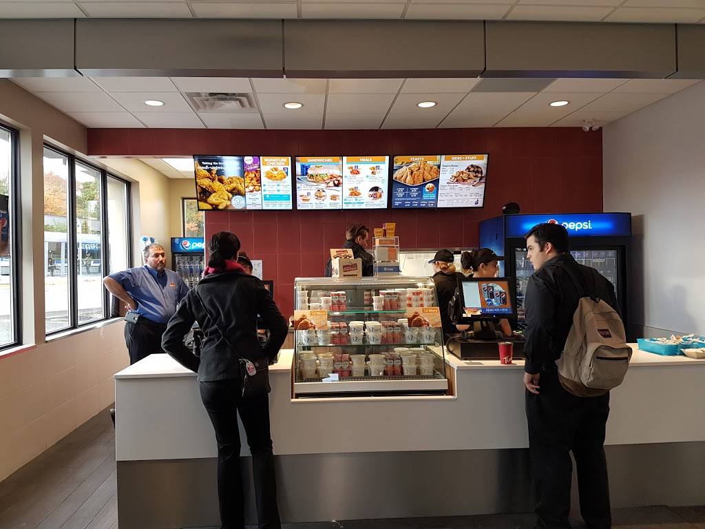 Mary Browns Chicken & Taters | restaurant | Forest Glen Shopping Centre, 700 Strasburg Rd, Kitchener, ON N2E 2M2, Canada | 5197444500 OR +1 519-744-4500