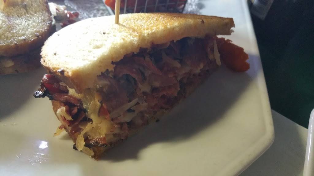 Buffalo Bills | restaurant | 650 Main St, Monroe, CT 06468, USA | 2034459672 OR +1 203-445-9672