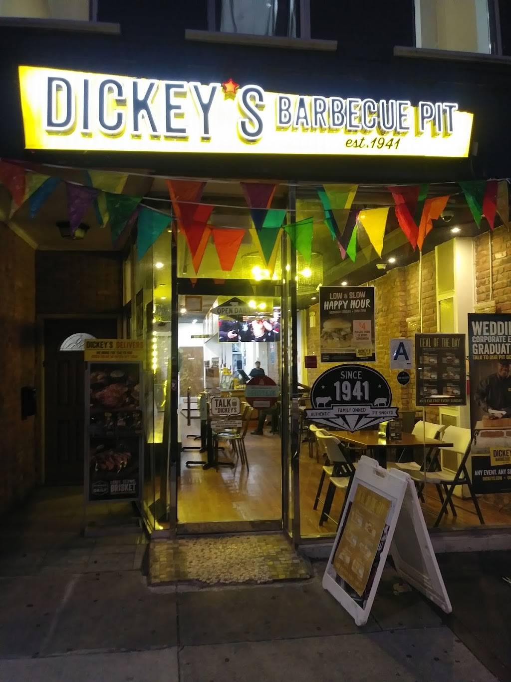 Dickeys Barbecue Pit | restaurant | 196 Flatbush Ave ste a, Brooklyn, NY 11217, USA | 3478895400 OR +1 347-889-5400