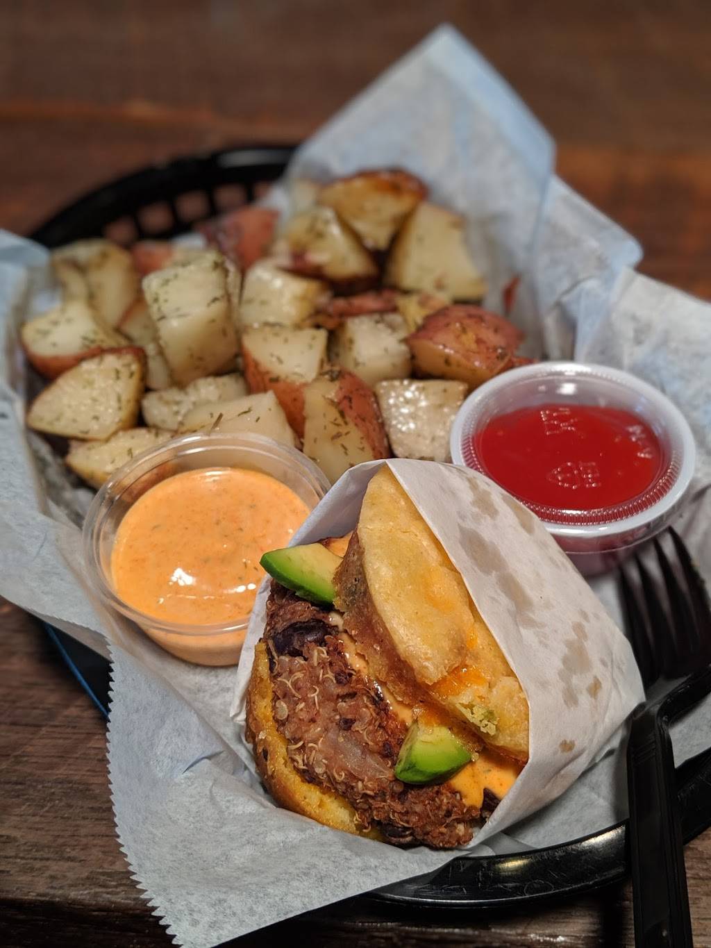 Juicys Wellness Cafe | cafe | 110 E Main St, McMinnville, TN 37110, USA | 9314742233 OR +1 931-474-2233