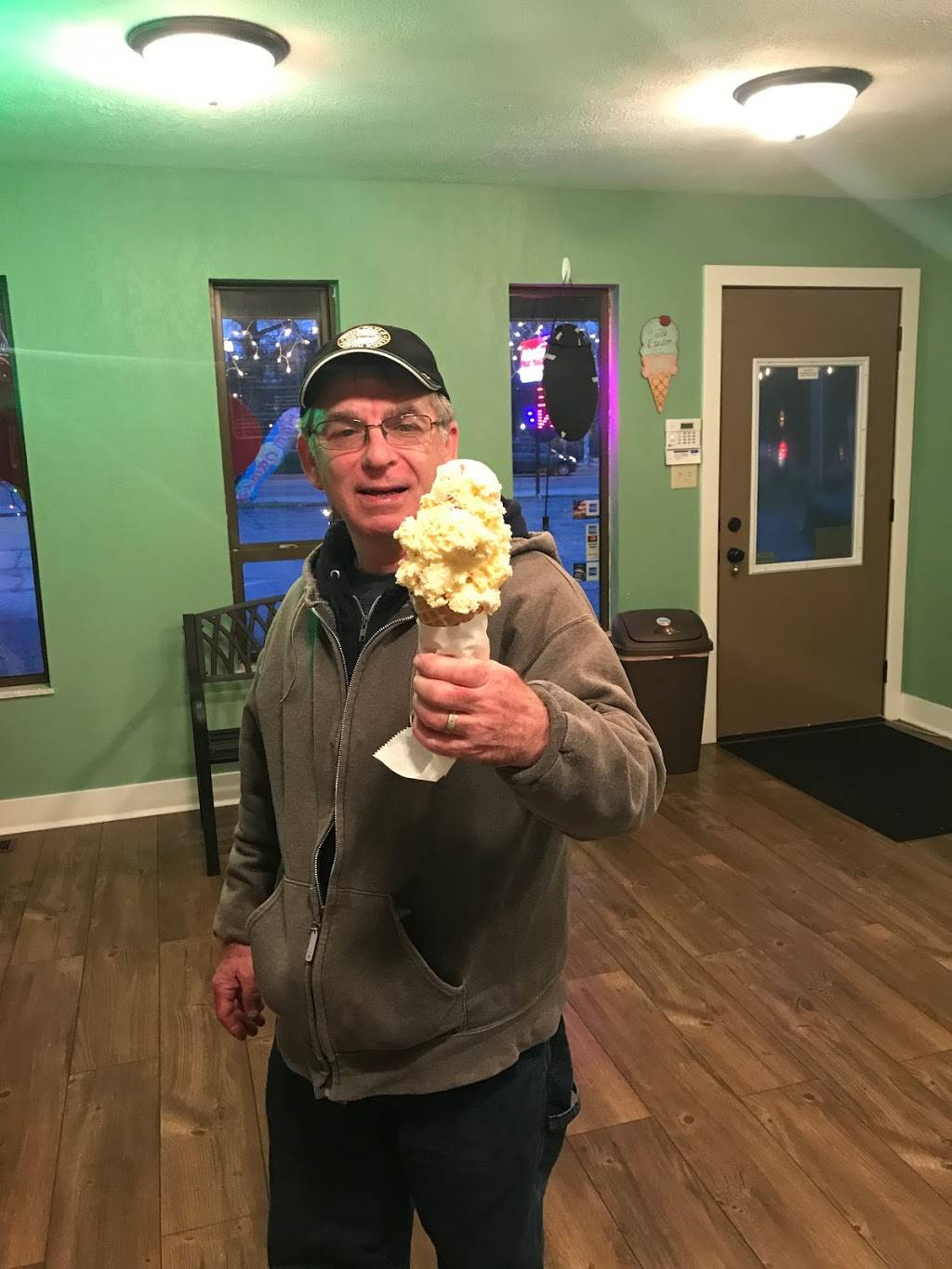 Pirtles Famous Ice Cream | restaurant | 5533, 1040 Carlyle Ave, Belleville, IL 62221, USA | 6182349904 OR +1 618-234-9904