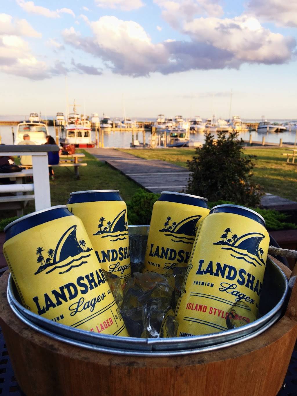 Bayside Clam & Grill Bar | restaurant | 300 Bayview Ave, East Islip, NY 11730, USA | 6312779100 OR +1 631-277-9100