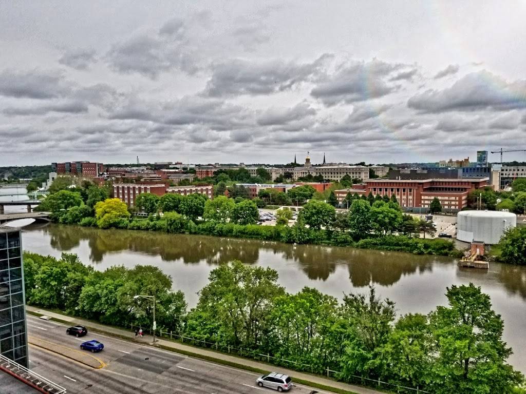 Hillcrest Market Place | restaurant | Hillcrest Residence Hall, 25 Byington Rd, Iowa City, IA 52242, USA | 3193359369 OR +1 319-335-9369