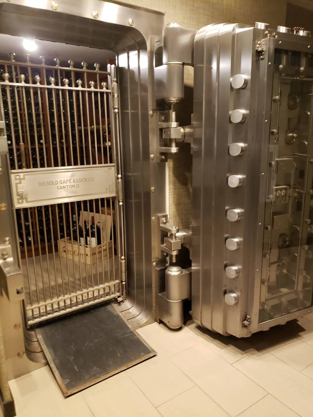 BANK Restaurant | night club | 88 South 6th St, Minneapolis, MN 55402, USA | 6126563255 OR +1 612-656-3255