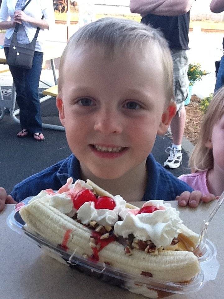 Foxys Ice Cream | meal takeaway | 131 E Hydraulic St, Yorkville, IL 60560, USA | 6303852716 OR +1 630-385-2716