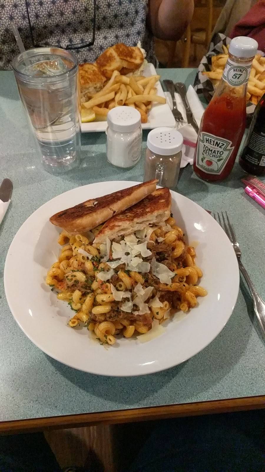 Tremblays | restaurant | 514 Park Ave, Portsmouth, RI 02871, USA | 4016839899 OR +1 401-683-9899