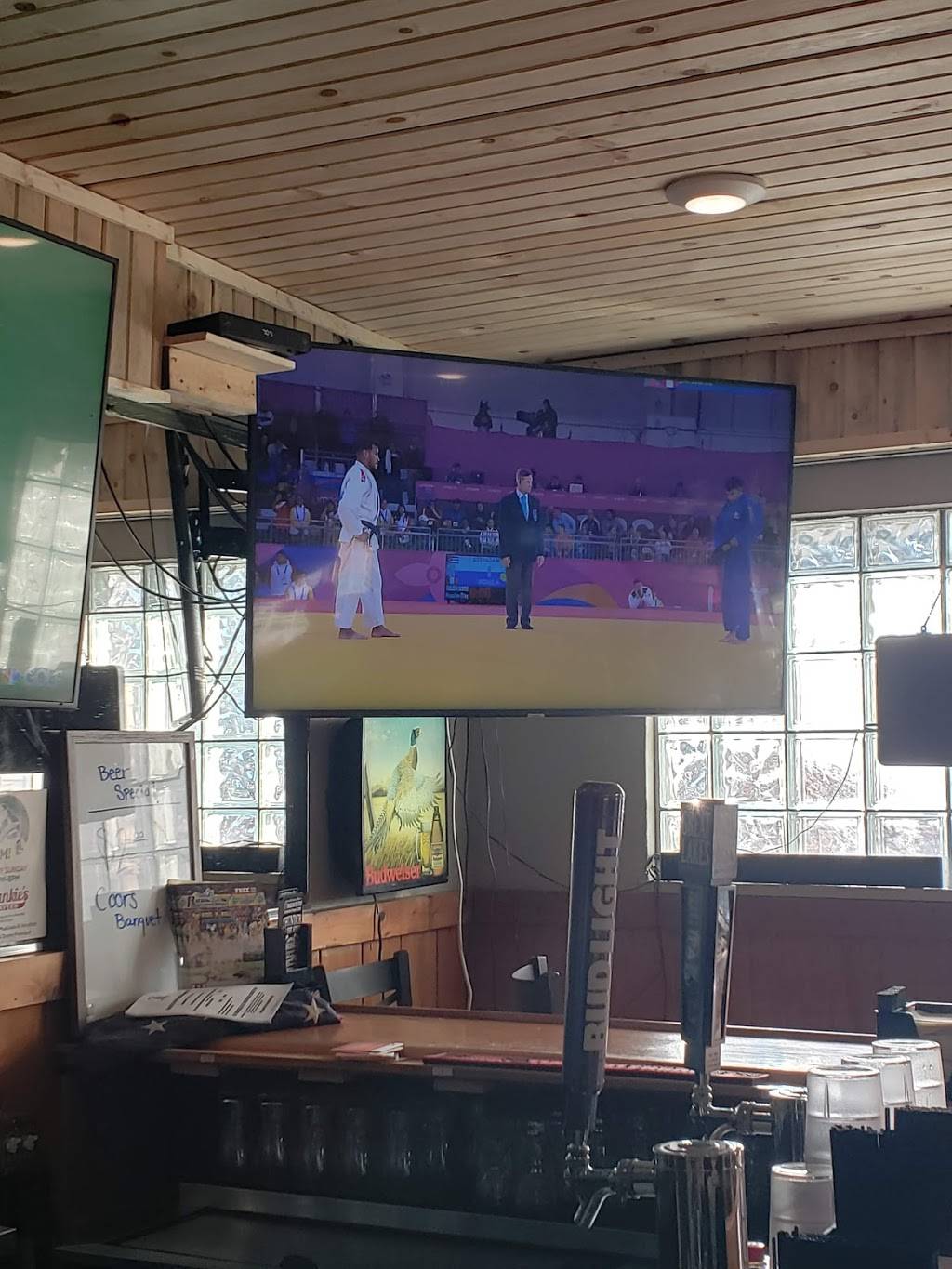 Frankies Tavern | restaurant | 2510 N Ridge Rd, Painesville, OH 44077, USA | 4403542632 OR +1 440-354-2632