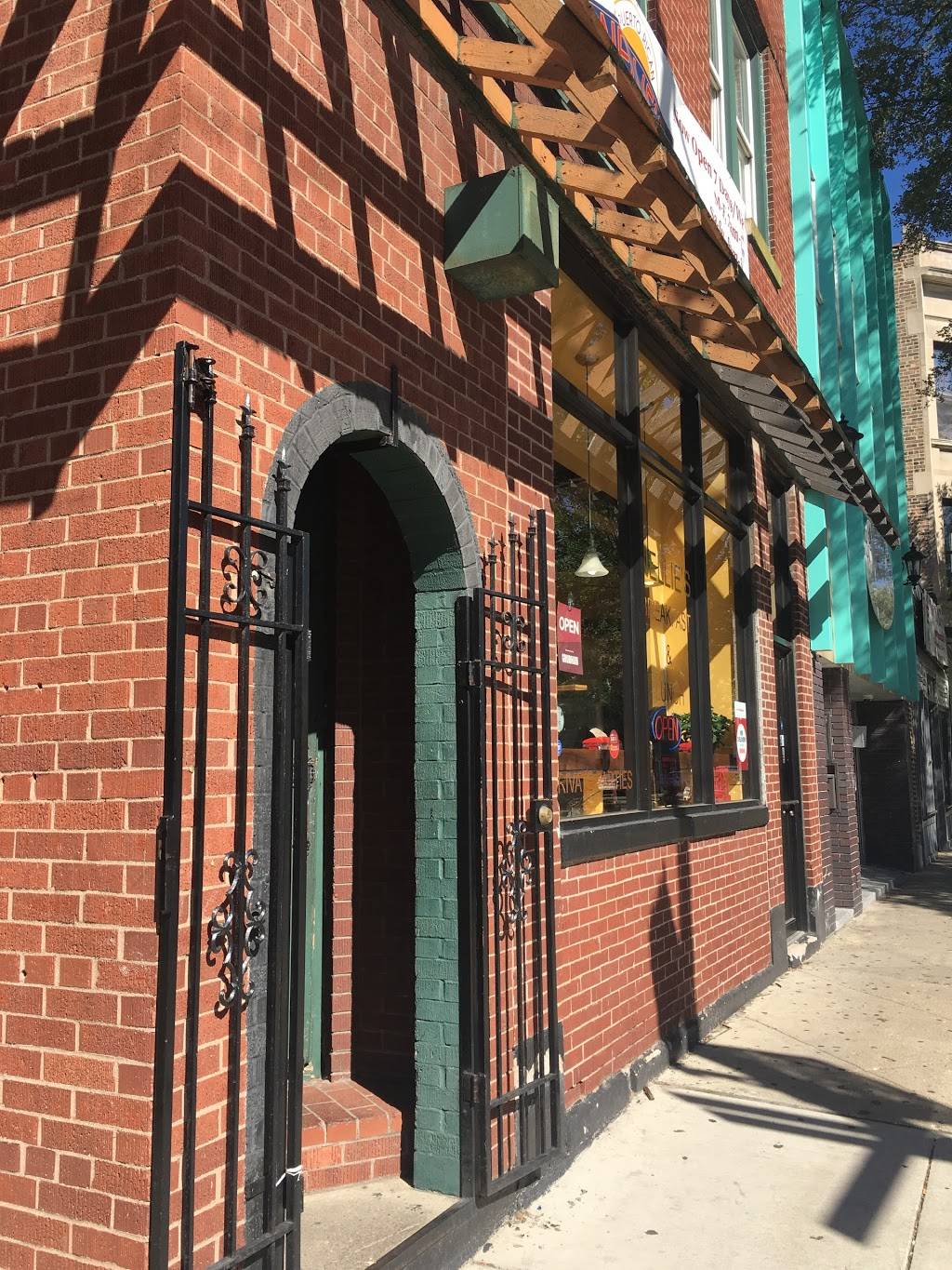 Nellie’s Restaurant | restaurant | 2458 W Division St, Chicago, IL 60622, USA | 7732525520 OR +1 773-252-5520