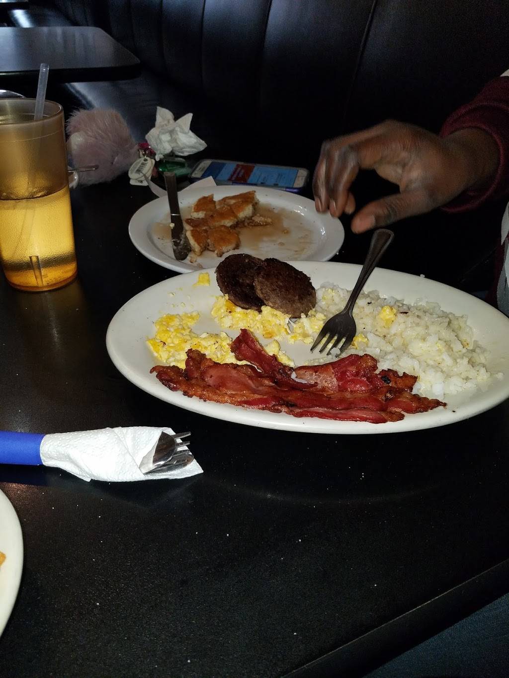 Maisons Fine Food | restaurant | 13031 Mack Ave, Detroit, MI 48215, USA | 3133317577 OR +1 313-331-7577