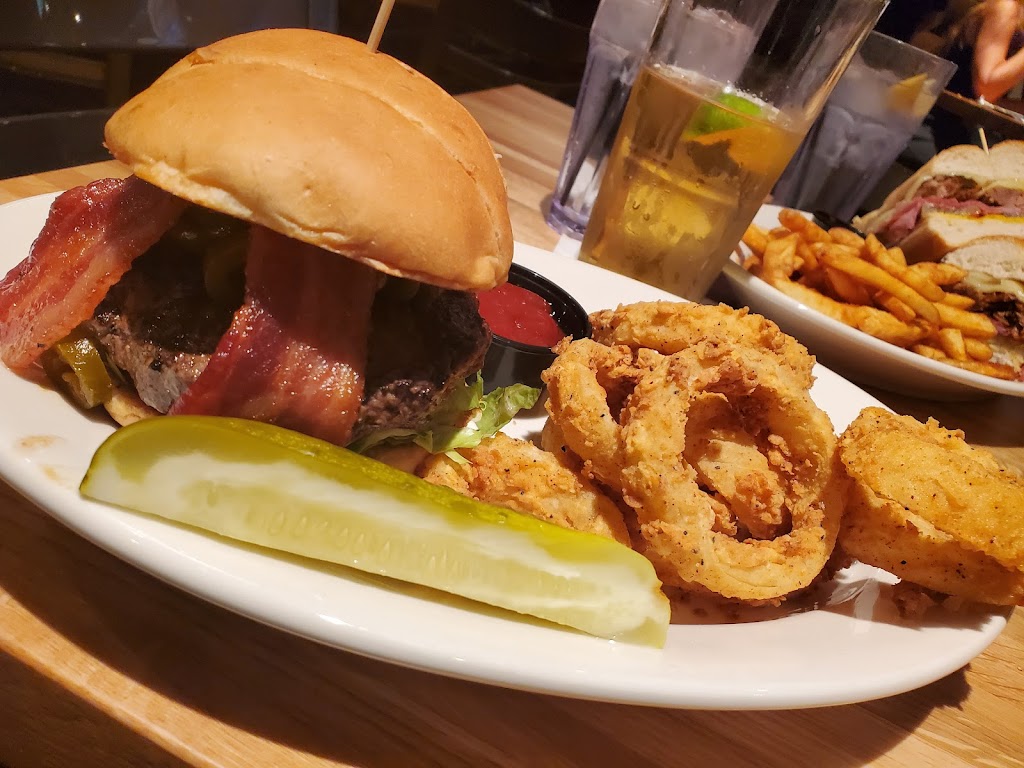 Blue 32 Sports Grill | restaurant | 2028 N Gilbert Rd, Mesa, AZ 85203, USA | 4805903569 OR +1 480-590-3569