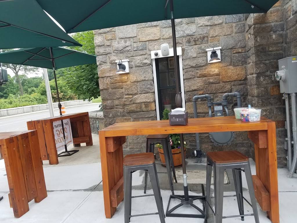 the Dog Den | restaurant | Main St and, Bronx St, White Plains, NY 10603, USA | 9143283288 OR +1 914-328-3288