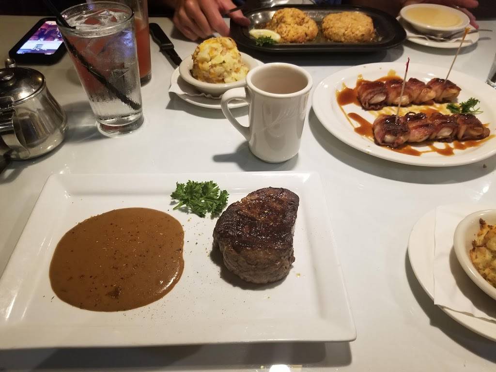 Charlies On the Lake | restaurant | 4150 S 144th St, Omaha, NE 68137, USA | 4028949411 OR +1 402-894-9411