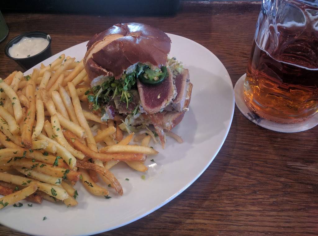 Sonny McLeans Irish Pub | restaurant | 2615 Wilshire Blvd, Santa Monica, CA 90403, USA | 3104491811 OR +1 310-449-1811