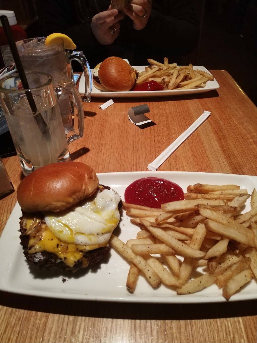 Applebees Grill + Bar | restaurant | 1806 W Main St, Salem, VA 24153, USA | 5403892784 OR +1 540-389-2784