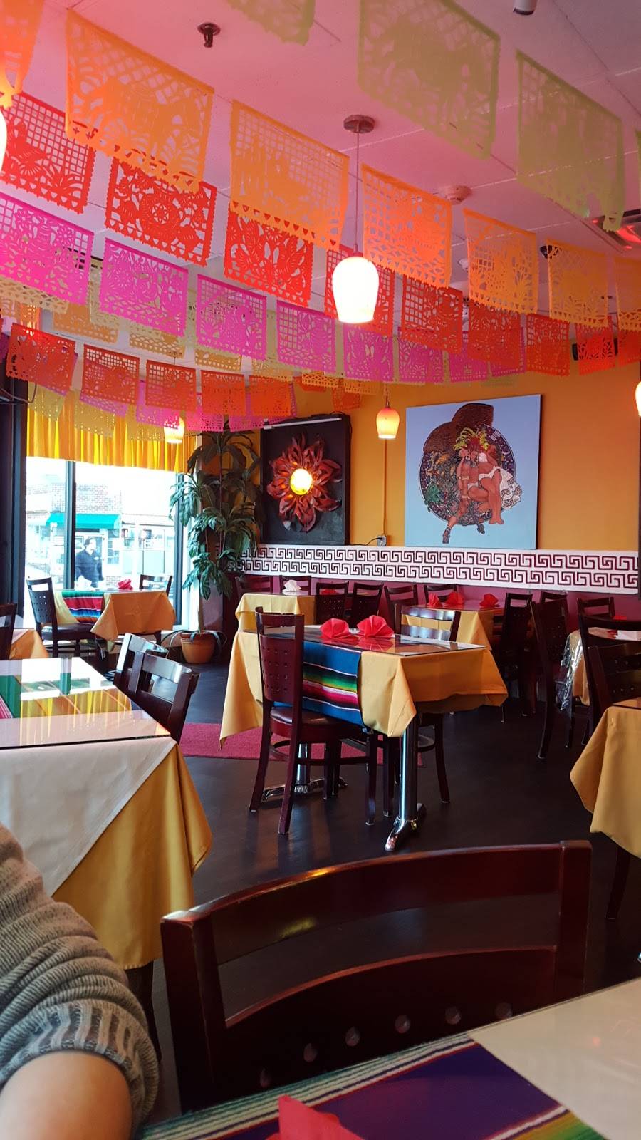 Robertos Grill Cafe | restaurant | 102 E Post Rd, White Plains, NY 10601, USA | 9148311028 OR +1 914-831-1028