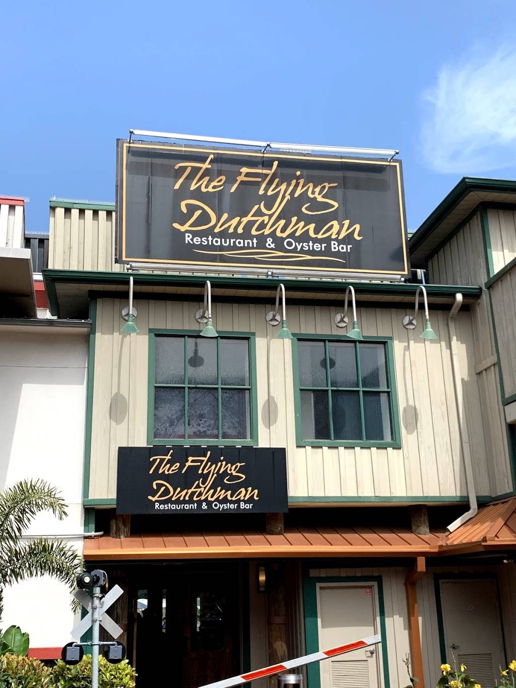 Flying Dutchman | restaurant | 9 Waterfront, Kemah, TX 77565, USA | 2813347575 OR +1 281-334-7575