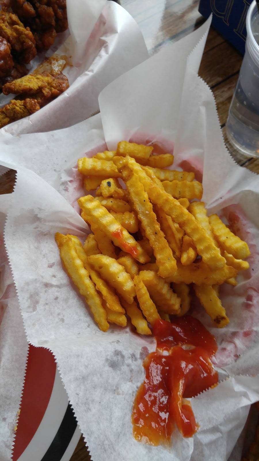 Roosters Wings & Brew | restaurant | 1 Baker St, Mohegan Lake, NY 10547, USA | 9147431797 OR +1 914-743-1797