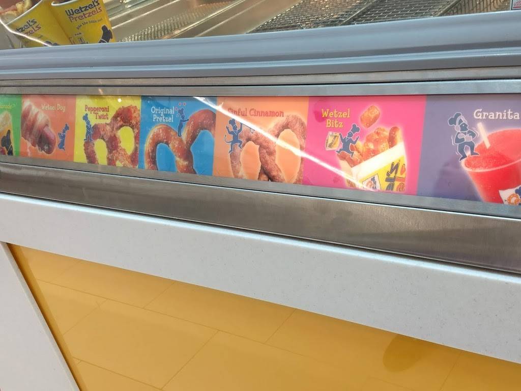 Wetzels Pretzels | restaurant | 60 E Broadway, Bloomington, MN 55425, USA | 9524267694 OR +1 952-426-7694