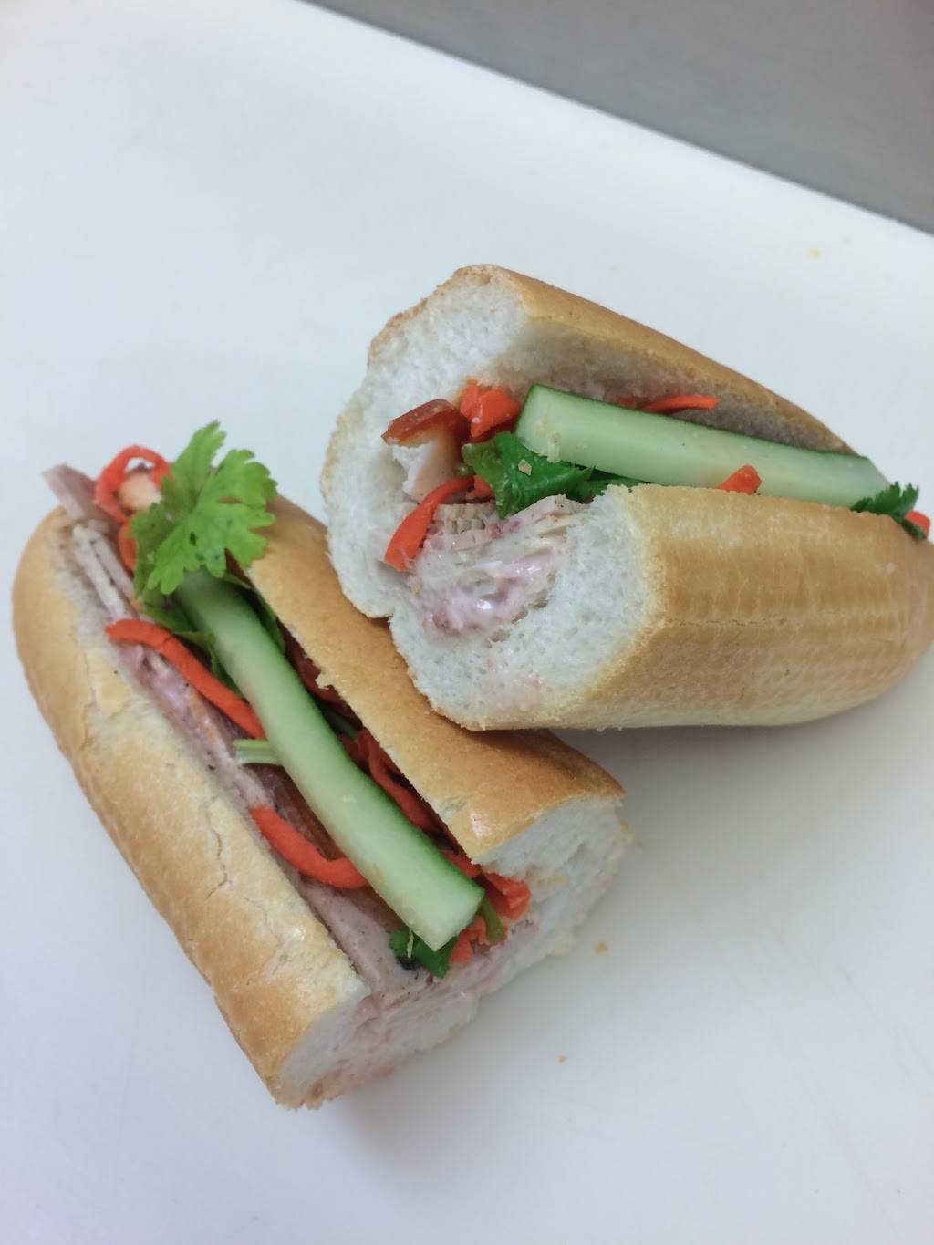 Banh Mi Ba Le | restaurant | 1125 Dundas St E, Mississauga, ON L4Y 2C4, Canada | 9052726875 OR +1 905-272-6875