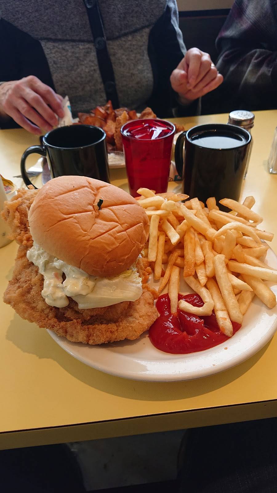 Auburns Town Tavern | restaurant | 1343 Main St, Auburn, IN 46706, USA | 2609250555 OR +1 260-925-0555