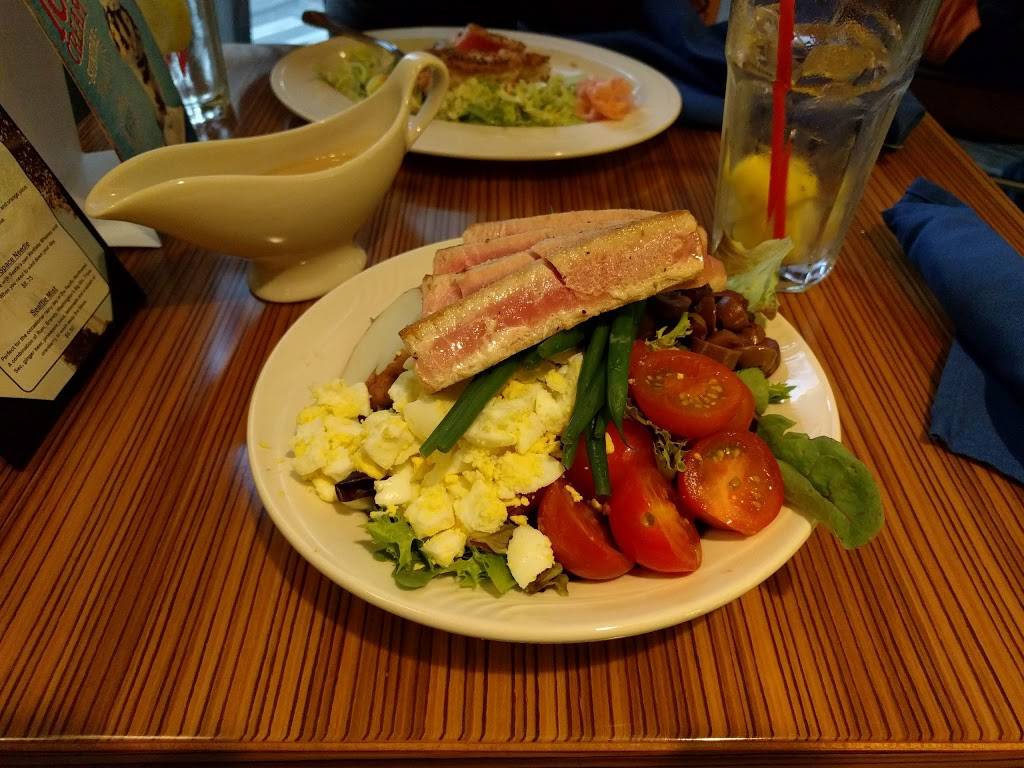 Regatta Bar & Grille | restaurant | 1113 6th Ave, Seattle, WA 98101, USA | 2064641980 OR +1 206-464-1980