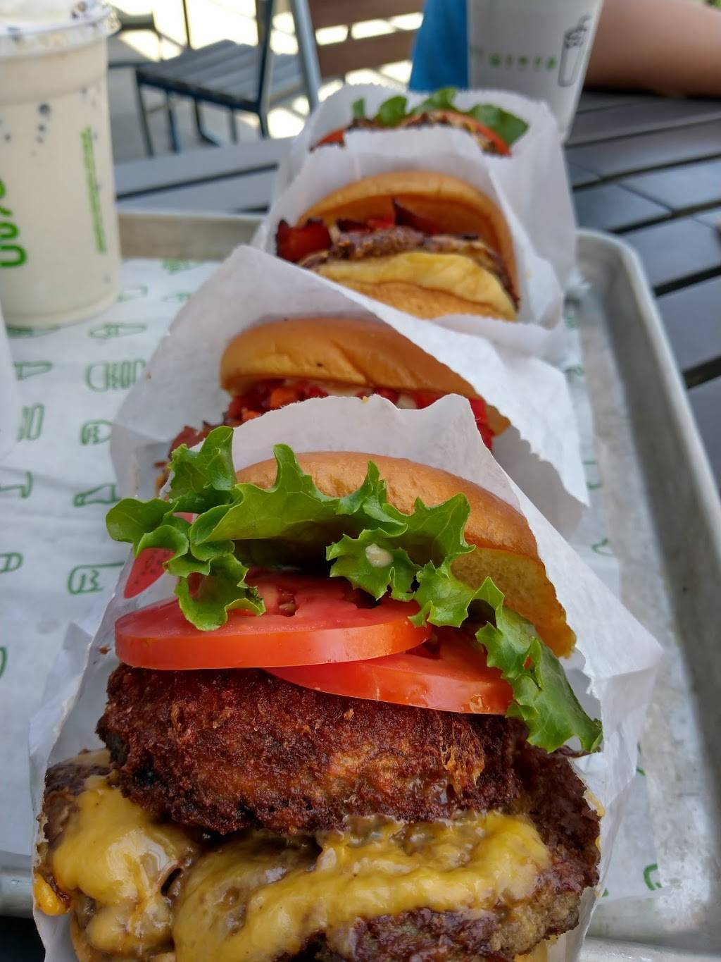 Shake Shack | restaurant | Heartland Village, Staten Island, NY 10314, USA | 9295290513 OR +1 929-529-0513