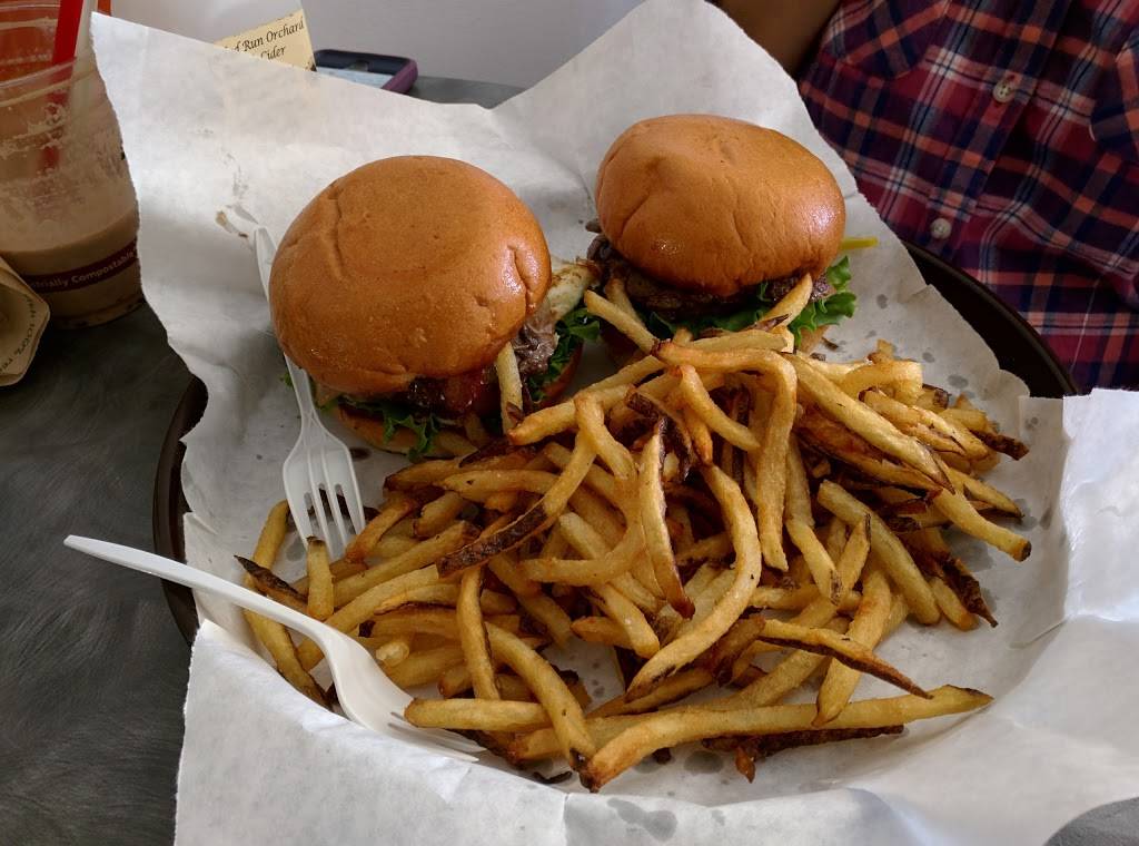 Market Burger Fries & Shakes | restaurant | 145 W Main St, Purcellville, VA 20132, USA | 5407511145 OR +1 540-751-1145