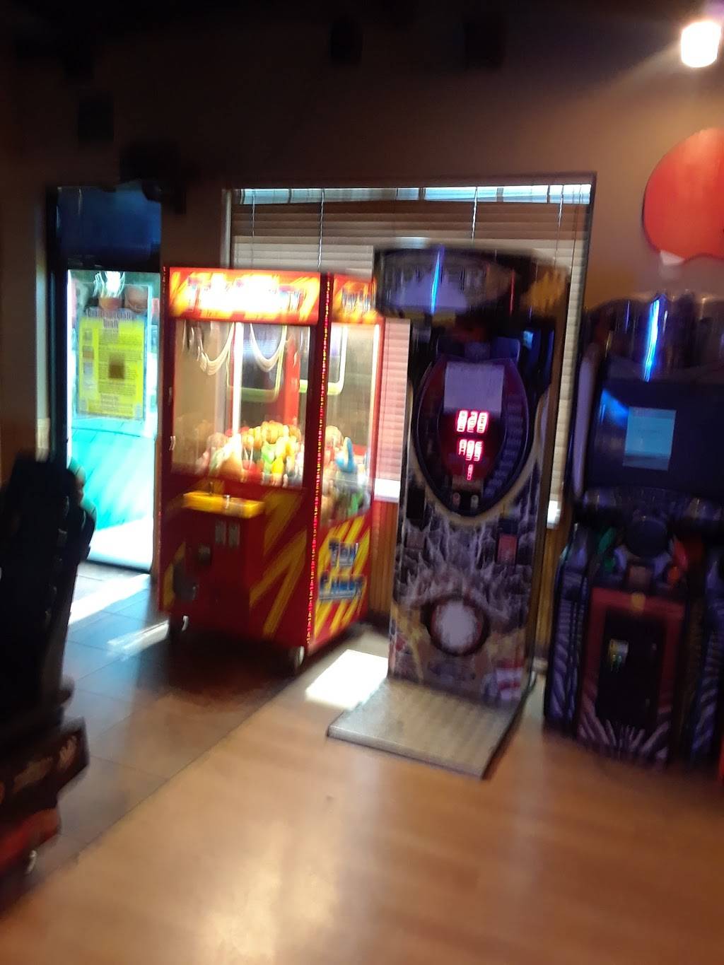 Bolts Sports Café | cafe | 910 S Main St, Englewood, OH 45322, USA | 9378366634 OR +1 937-836-6634