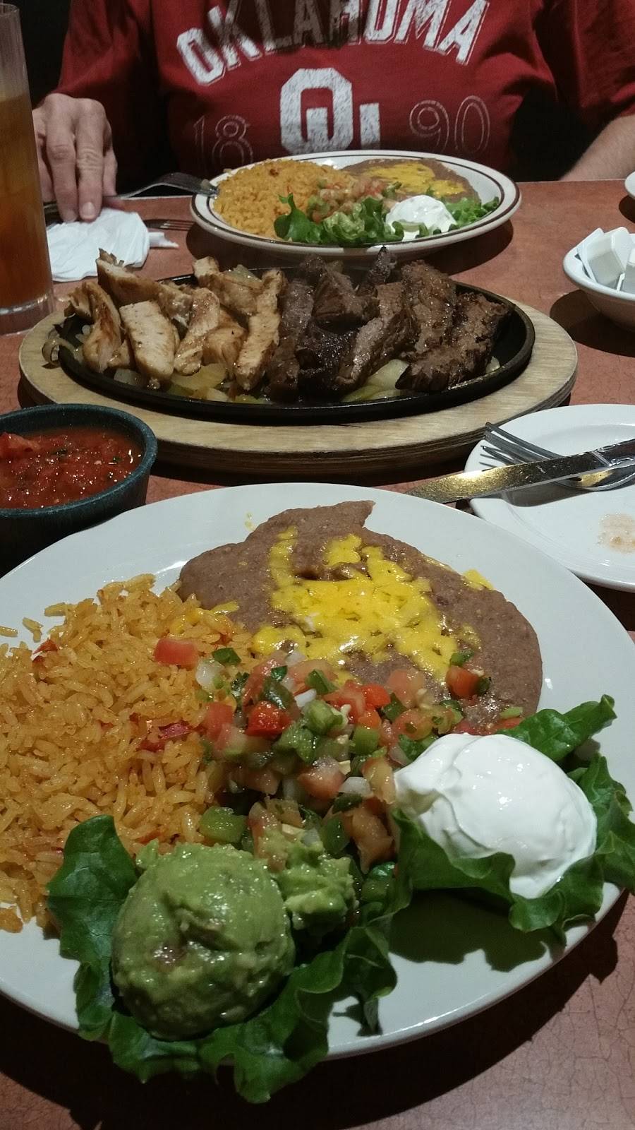 Carlitos Cafe | restaurant | 622 NW 32nd St, Newcastle, OK 73065, USA | 4053873500 OR +1 405-387-3500