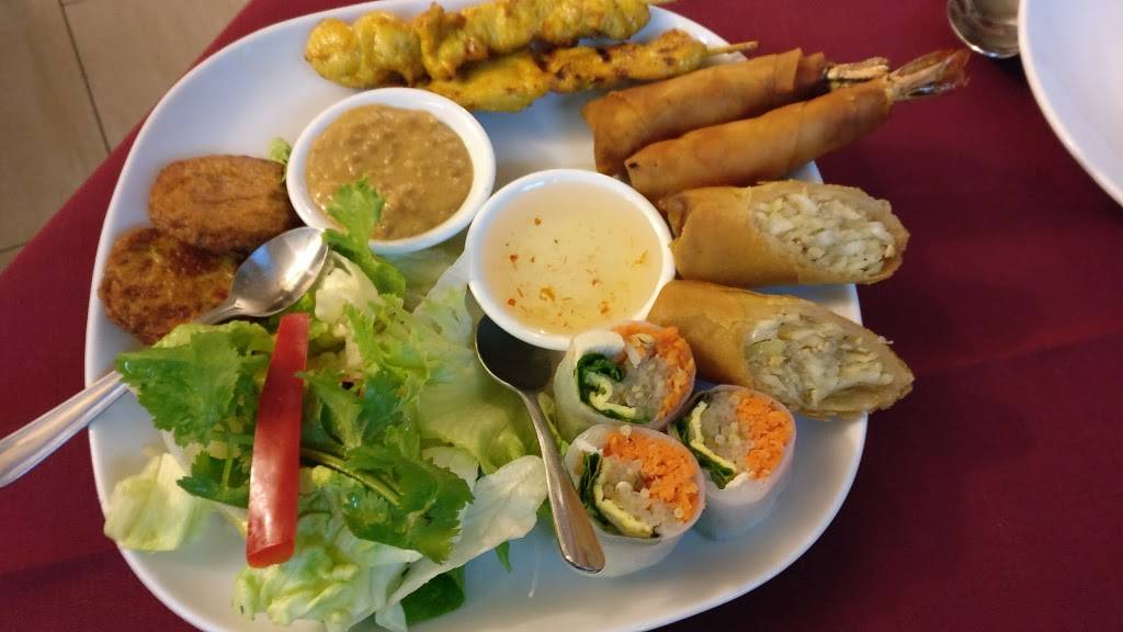 Sorn Thai Restaurant | restaurant | 2550 Yonge St, Toronto, ON M4P 2J2, Canada | 4163223563 OR +1 416-322-3563