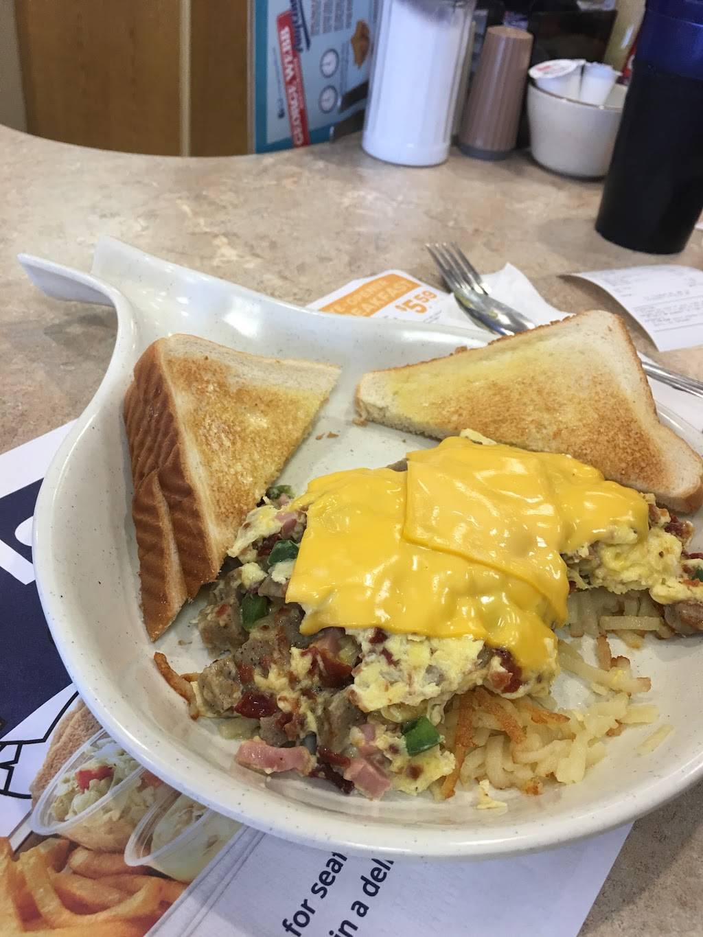 George Webb Restaurant - 61st & Bluemound | restaurant | 6108 W Bluemound Rd, Milwaukee, WI 53213, USA | 4144532392 OR +1 414-453-2392