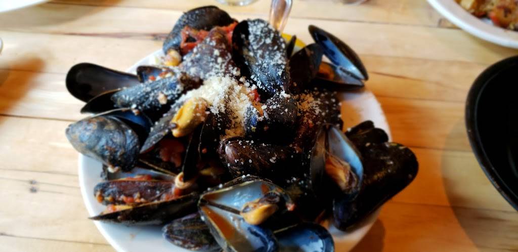 Berthas | night club | 734 S Broadway, Baltimore, MD 21231, USA | 4103275795 OR +1 410-327-5795